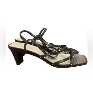 Outline black strappy heeled shoes
